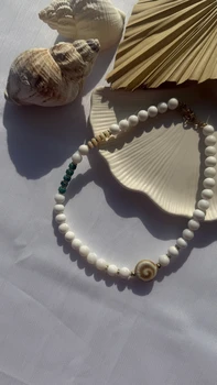 שרשרת פסטל בחול