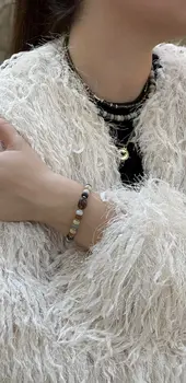 צמיד בין העצים